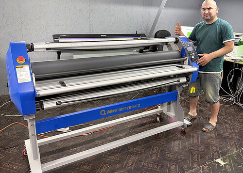 najnowsza sprawa firmy na temat Badanie przypadku: MEFU MF1700-C3 Laminator wielkoformatowy do produkcji reklamowej w Rosji